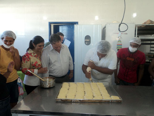 Na Padaria Escola, o prefeito conversou com alunos do curso de Panificação. (Foto: Divulgação)
