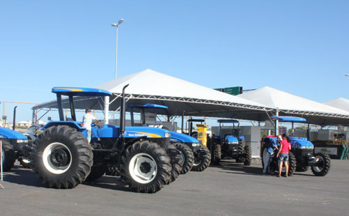 Parte das máquinas ficou em exposição 2ª Feira AgroFamiliar (Foto: Secom)