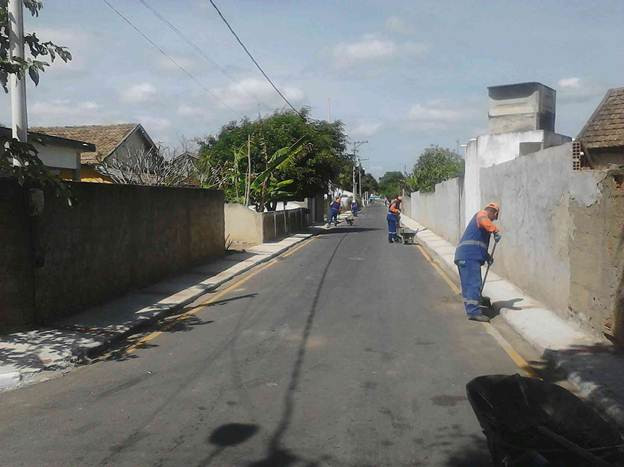 Esta semana, sete equipes estão responsáveis pela varrição, capina, roçada e pintura de meio-fio em Baixa Grande, Novo Jóquei, Parque Zuza Mota e outras localidades nas margens direita e esquerda do Rio Paraíba do Sul (Foto: Secom)