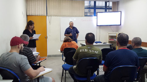 Condutores de ambulâncias e veículos de passageiros da Fundação Municipal   de Saúde participaram de curso para atualização de suas carteiras de   motorista (Foto: Divulgação)