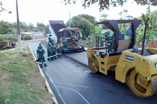 Os investimentos da Prefeitura de Campos transformaram Rio Preto, distrito de Morangaba, num canteiro de obras de pavimentação e drenagem (Foto: Divulgação)