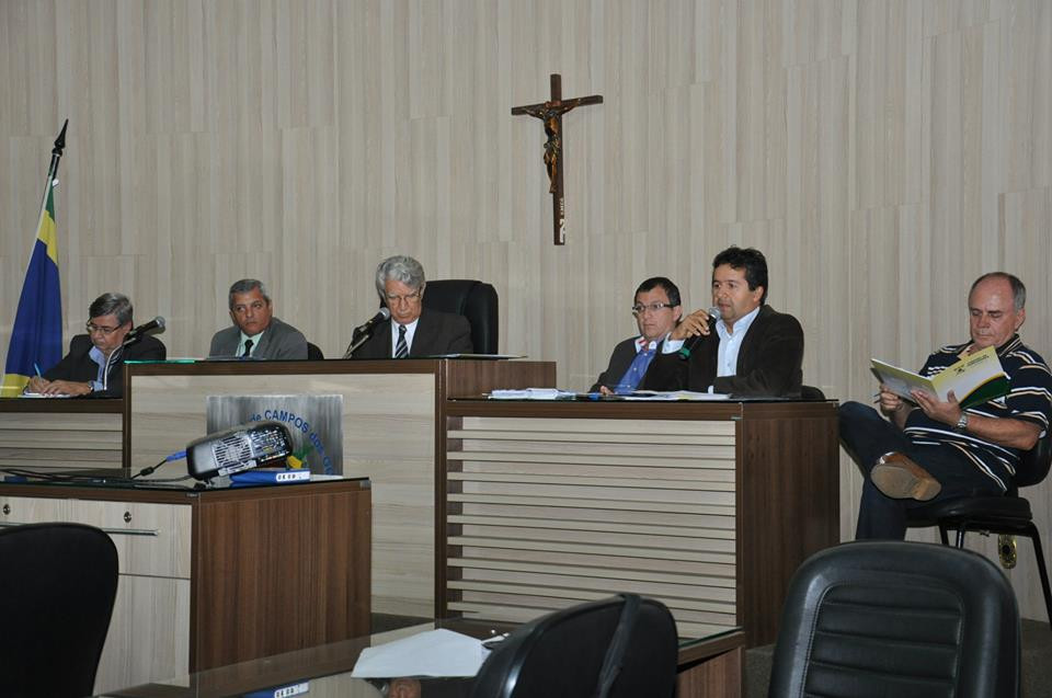 O secretários Wainer Teixeira e Marcelo Neves durante a sessão especial sobre o aeroporto na Câmara (Foto: Divulgação CMCG)