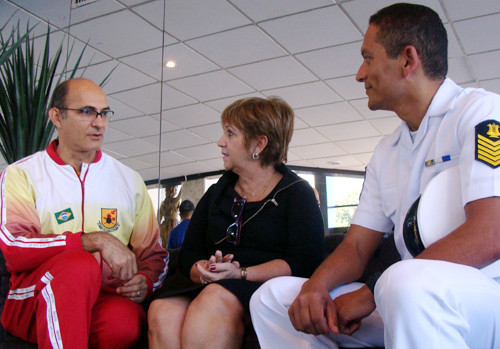 A presidente da Fundação Trianon, Auxiliadora Freitas, recebeu o capitão de Fragata, André Luiz Rodrigues do Nascimento, e o primeiro sargento, Sena (Foto: Divulgação)