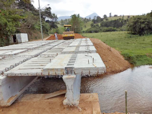 A ponte de concreto, fixada em fundações de estacas, tem 8 metros de largura por 15 metros de comprimento (Foto: Divulgação)