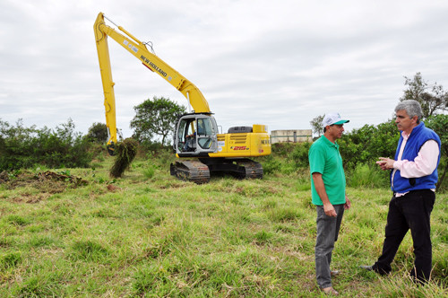 Além da desobstrução dos canais que possuem algum tipo de barragem de vegetação, facilitando o escoamento das águas, a Secretaria de Agricultura ainda está efetuando trabalhos com a finalidade de diminuir os impactos da seca (Foto: César Ferreira)