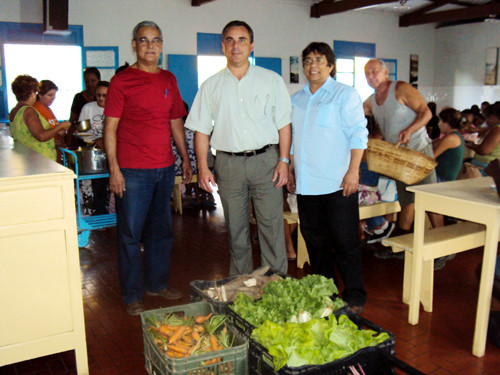 O secretário Carlos Frederico Paes participou da entrega das cestas de verdura, que aconteceu na Casa da Sopa, e ressaltou a importância de produzir alimentos sem agrotóxicos e melhorar a qualidade da alimentação dos beneficiados (Foto: Divulgação)