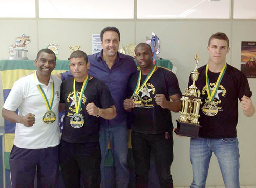 Os atletas Victor Alves, Pedro Jacaré e Matheus BMT, foram recebidos pelo presidente da FME, André Ferreira (Pampa) (Foto: Divulgação)