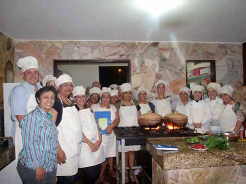 Os profissionais da culinária da praia do Farol de São Tomé, que participaram do Workshop Degust Farol, vão receber os certificados no I Festival de Petiscos do Farol de São Tomé (Foto: Secom)