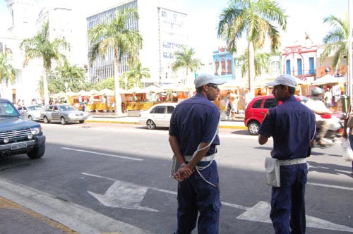 Os Guardas municipais garantem mais segurança à população e maior fluidez no trânsito (Foto: Antônio Leudo)