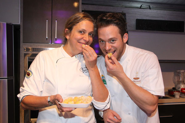 A chef Mônica Rangel e seu filho Daniel pediram voto para o chuvisco (Foto: Roberto Jóia)
