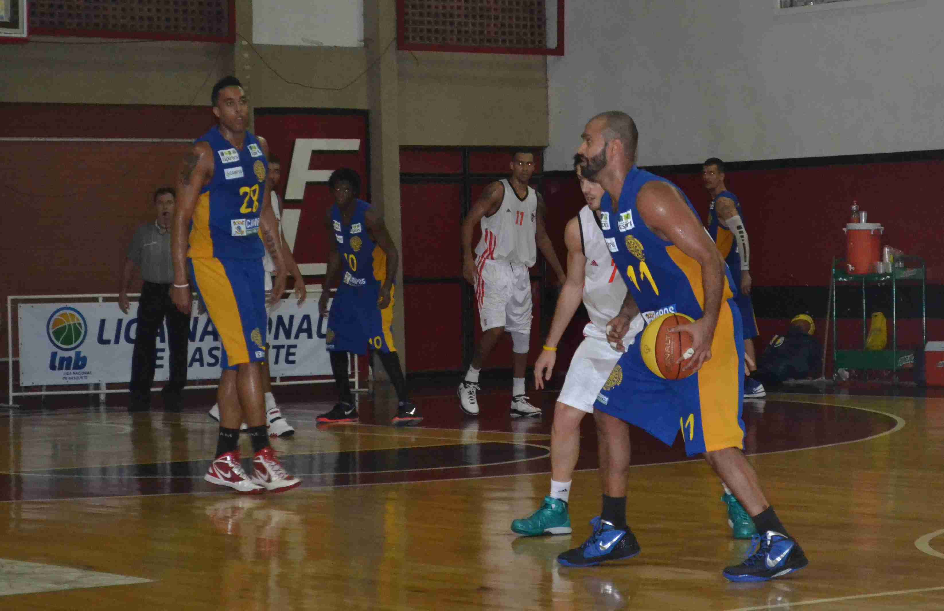 O primeiro jogo do ACF/Campos no Estadual de Basquete foi contra o Flamengo (Foto: divulgação)