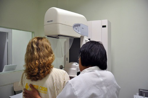 Durante todo o mês de outubro, o Hospital Santa Casa de Misericórdia de Campos, em parceria com a Secretaria Municipal de Saúde, também vai garantir a realização de exames de mamografia nos finais de semana, de graça (Foto: Gerson Gomes)