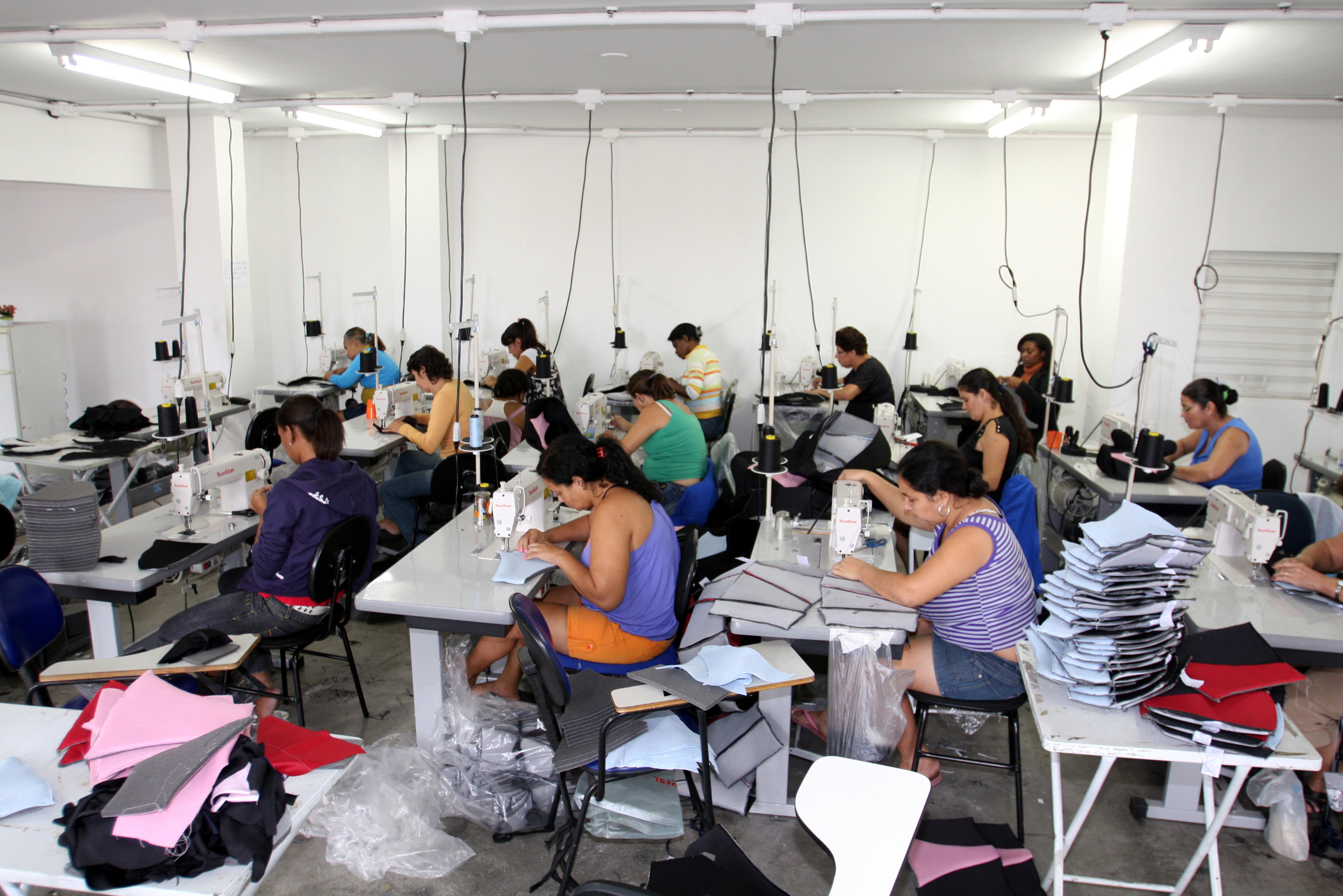 A cooperativa de costureiras de Campos está funcionando a todo vapor (Foto: Roberto Joia)