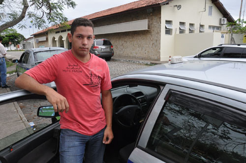 O taxista Felipe da Silva Freitas, 23 anos, acredita que o movimento vai crescer e melhorar para todos (Foto: Rodolfo Lins)