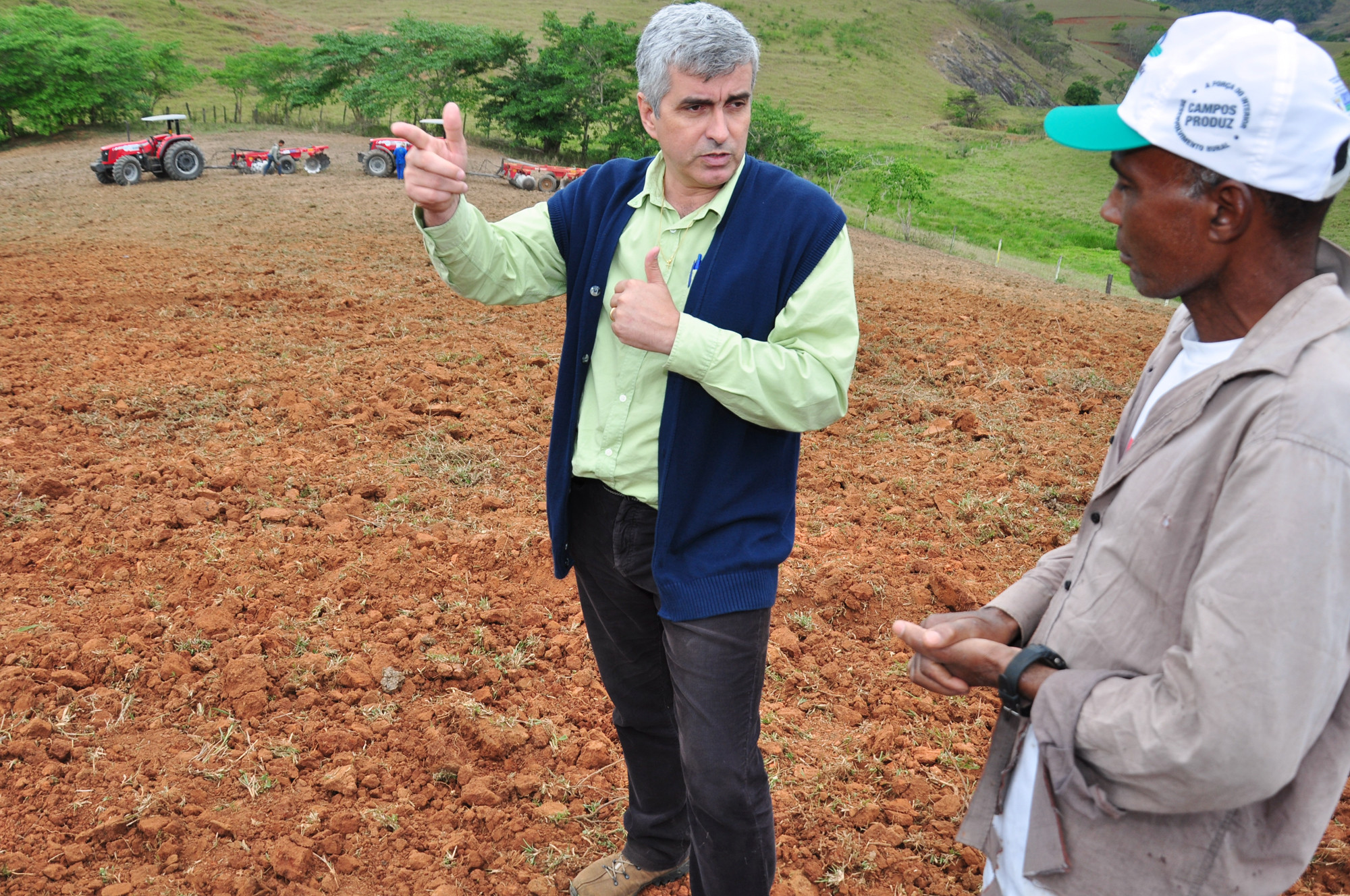 O secretário de Agricultura, Eduardo Crespo, na comunidade de Capoeirão (Foto: César Ferreira)