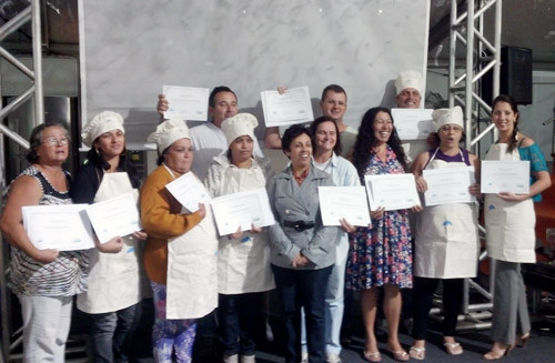A secretária de Trabalho e Renda, Joilza Rangel, entregou os certificados aos 22 profissionais do setor de alimentação que concluíram o curso (Foto: Divulgação)
