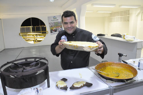 A aula do chef Alessandro Eller é uma das atrações do I Festival de Petiscos do Farol, nesta sexta-feira (11) (Foto: Secom)