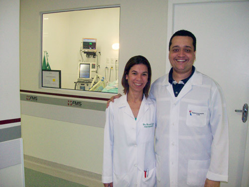 A fisioterapeuta, Elizabeth Viana Soares, e o chefe do departamento de reabilitação hospitalar do HFM, Douglas Cezar Resende, destacam a importância dos profissionais. (Foto: Divulgação)