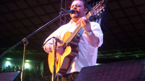 O cantor católico Flavinho é a atração da Festa de Nossa Senhora Aparecida no Parque Lebret. A apresentação acontece neste sábado (12), a partir das 20h, dia da padroeira do Brasil e do bairro. (Foto: Divulgação)