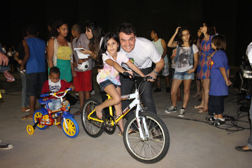 O presidente da FMIJ, Thiago Ferrugem, entregou as bicicletas sorteadas na festa Sempre Criança. (Foto: Secom)