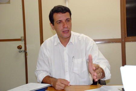 O secretário de Administração e Recursos Humanos, Fábio Ribeiro, orienta os professores quanto aos prazos (Foto: Antônio Leudo)