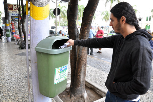 Com o objetivo de incentivar a população a não jogar lixo nas vias públicas, a Secretaria Municipal de Limpeza Pública, Praças e Jardins vem instalando novas papeleiras (Foto: Rogério Azevedo)