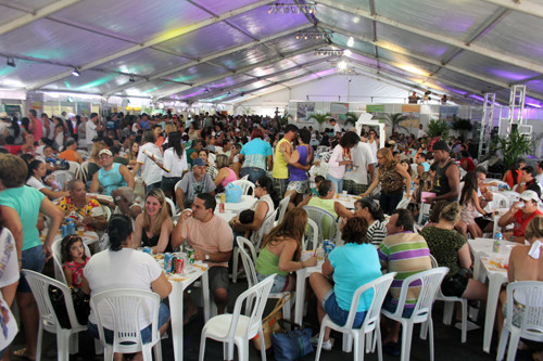 Foram mais de 20 variações de petiscos, servidos em milhares de pratos bem apresentados, com porções generosas que aguçaram o apetite de quem compareceu para conhecer o 1º Festival de Petiscos da Praia do Farol de São Tomé (Foto: Rodolfo Lins)