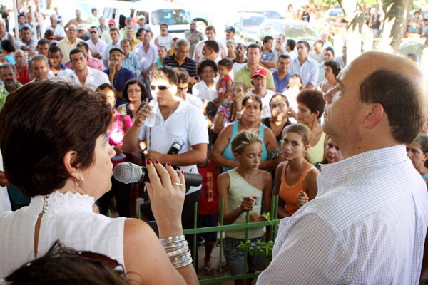 A prefeita Rosinha  também anunciou outras melhorias para a baixada ao lado do vice-prefeito, Doutor Chicão (Foto: Gerson Gomes)