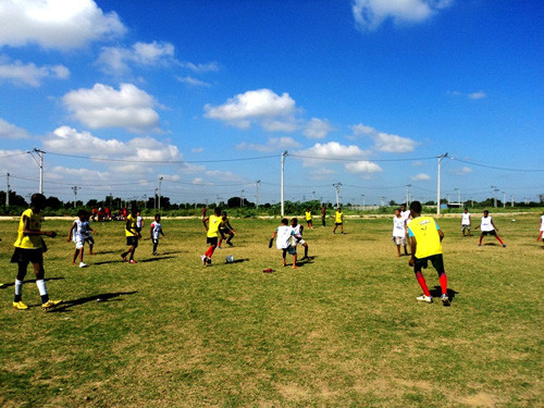 Por Wesley Machado A Fundação Municipal de Esportes (FME) realiza nos dias 19, 20, 26 e 27 de outubro de 2013 no campo da FME, o 1º Torneio de Futebol entre as Escolinhas do Projeto Campos Olímpica (Foto: Divulgação)