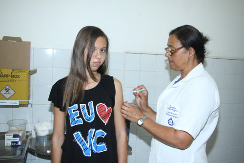 Letícia completará 14 anos de idade no dia 14 de novembro próximo, e já tomou as três doses da vacina (Foto: Roberto Joia)