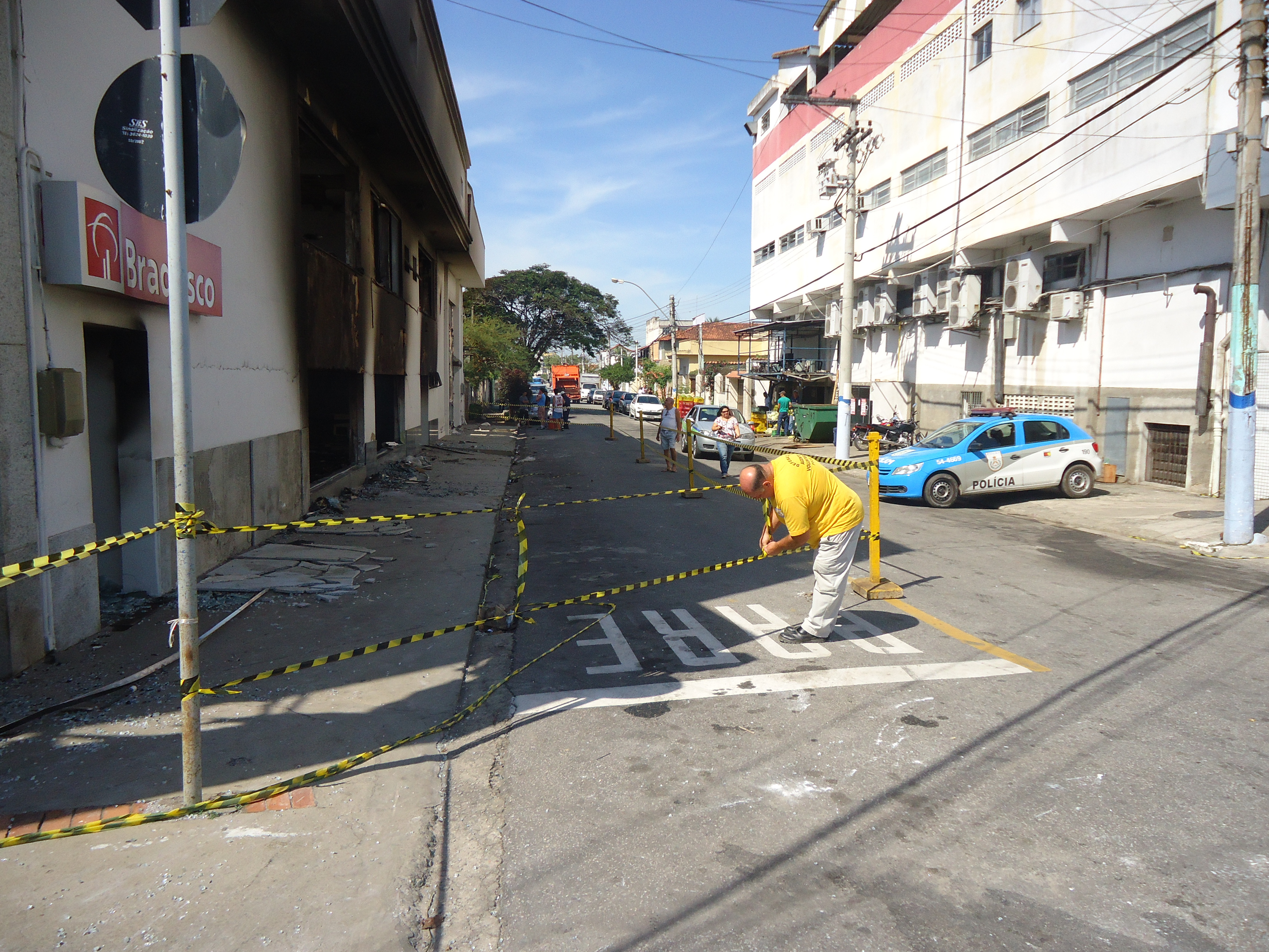 Uma equipe da Defesa Civil, junto com peritos do Instituto de Criminalística Carlos Éboli, realizou uma vistoria nesta quinta-feira (24), no prédio da Femac Móveis (Foto: Secom)