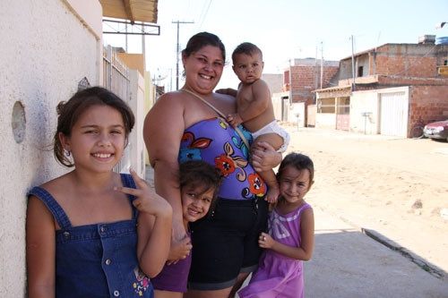 De acordo com a dona de casa Maria Monteiro, 21 anos, seu filho de dois anos deverá ser matriculado na creche no próximo ano (Foto: Rodolfo Lins)