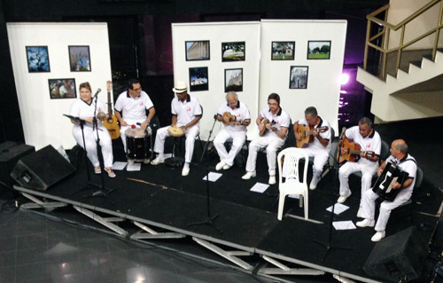 Os músicos do Regional Carinhoso receberam um grande número de convidados, tornando o show ainda mais especial (Foto: Divulgação)