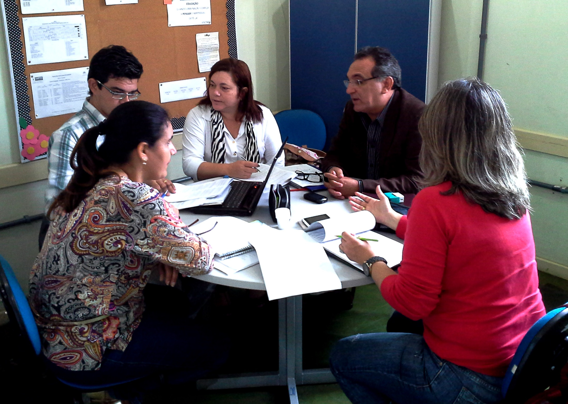 Nesta quinta-feira (31) aconteceu na sede da Secretaria Municipal de EducaçãAconteceu na  (Smece), mais uma reunião dos componentes da Comissão de Avaliação e Revisão do Plano de Cargos e Salários (Foto: Secom)