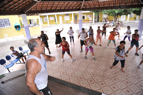 Através da aeróbica e da dança, o professor Oresten Júnior leva movimento e alegria aos idosos (Foto: Rogério Azevedo)