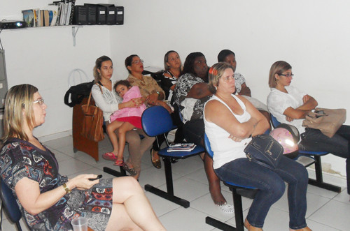 Durante a capacitação, profissionais de salões de beleza e da área de estética foram orientados sobre os ricos do formol (Foto: Divulgação)