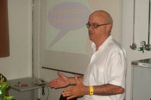 O enfermeiro William Thomei, que integra o Programa Municipal de Controle do Tabagismo, ministrou a palestra (Foto: Divulgação)