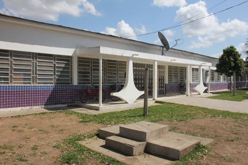 Passagem a R$ 1, fase final da obra de reforma e ampliação da Creche Escola Professor Paulo Freire, nova estrutura para a quadra de esportes da Escola Municipal Nossa Senhora Aparecida que ganhou cobertura metálica e, agora, é a vez do piso e do (Foto: Secom)