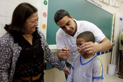 Através do Programa Saúde na Escola, a Prefeitura de Campos entregou 2.600 óculos, reafirmando que saúde e educação são prioridades. (Foto: Secom)