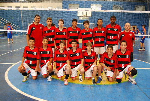 Luan integra a equipe masculina mirim de vôlei do Flamengo, campeã da Taça do Paraná (Foto: Divulgação)