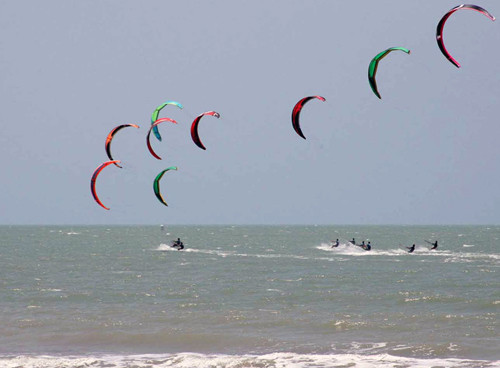 A Fundação Municipal de Esportes (FME) realiza neste domingo (10) a 1ª Copa Kitesurf Farol de São Tomé, a partir das 10 horas, com largada do Lagamar e percurso até o 1º píer (Foto: Divulgação)