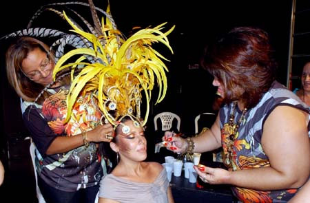 visita à escola de samba do rio faz parte do projeto escola de carnaval, que tambpém contou com oficina de maquiagem (Foto: check)