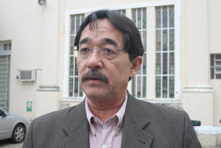 O secretário de Saúde, Paulo Hirano, chama a atenção para a vacinação nesta quinta-feira no Cras (Foto: Roberto Joia)