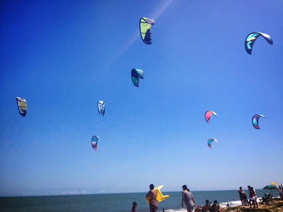 Parapentes coloriram o céu da praia. (Foto: Secom)