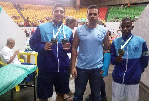 Os atletas Thiago Calixto e Allif Gomes, com o técnico Izaías (Foto: Divulgação)