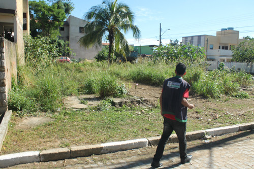 A Subsecretaria Municipal de Posturas vem intensificando a fiscalização nos terrenos baldios (Foto: Secom)