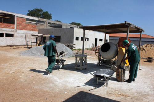 Cerca de 70% das obras da Escola Municipal do Bairro Codin já estão concluídas (Foto: Secom)
