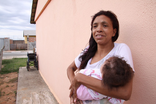 A dona de casa Luana de Fátima Gomes, de 29 anos, mora no Parque Esplanada com seu marido e seus dois filhos, Ezequiel, de 4 anos, e Emanueli, de 3 meses, desde o ano passado (Foto: Rodolfo Lins)