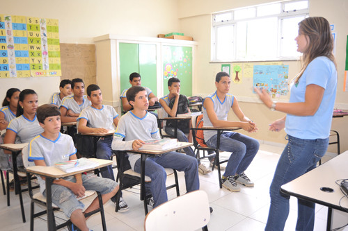 O aluno Valmique ao centro vai receber o prêmio que será entregue pela prefeita Rosinha (Foto: Rogério Azevedo)