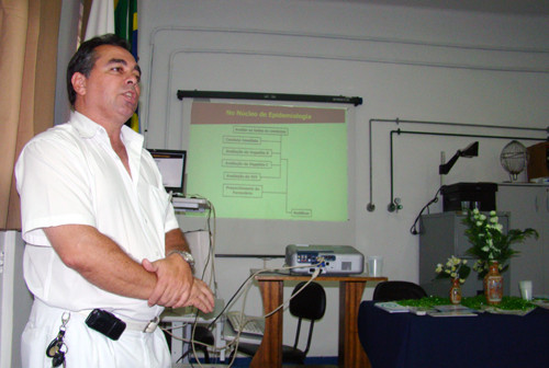 O enfermeiro especialista em doenças sexualmente transmissíveis, Cássio Pires Rocha, abriu o ciclo de palestras do dia (Foto: Divulgação)